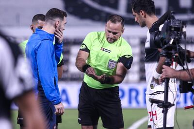 Giancarlos Juliadoza (c) en el sorteo de capitanes con Mauro Boselli (i) y Roque Santa Cruz en el primer superclásico del torneo Clausura 2021.