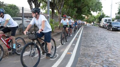 En un recorrido por "La hora del Planeta" un grupo de ciclistas recorre la bicisenda sobre la calle Legión Civil Extranjera.