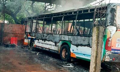 Las llamas arrasaron con las dos unidades de la empresas “Guaraní SRL” que se encontraban en el taller de la parada de Ñemby.