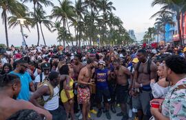 Turistas ocupan las calles de Miami Beach, el 20 de marzo de 2021 en Miami Beach, Florida, Estados Unidos.
