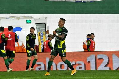 Festejo de Lucas Barrios, autor del cuarto gol de Defensa y Justicia contra Sarmiento.