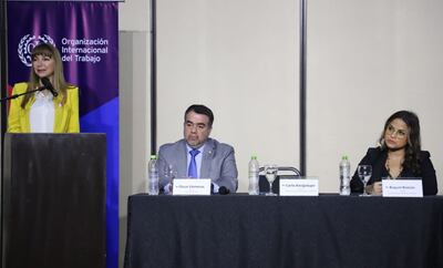 La ministra de Trabajo, Carla Bacigalupo, durante su exposición en el seminario sobre sistema de jubilaciones. En la mesa están el ministro de Hacienda, Óscar Llamosas; y la ministra de la Unidad de Gestión, Raquel Román.