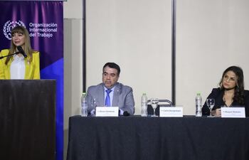 La ministra de Trabajo, Carla Bacigalupo, durante su exposición en el seminario sobre sistema de jubilaciones. En la mesa están el ministro de Hacienda, Óscar Llamosas; y la ministra de la Unidad de Gestión, Raquel Román.