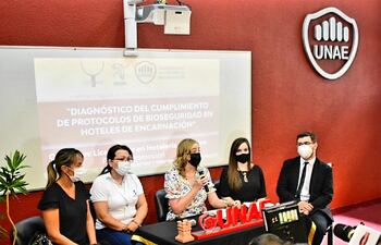 La recrtora de la UNAE, Nadia Czeraniuk, durante la presentación del informe de investigación sobre cumplimiento de protocolos de bioseguridad en hoteles de Encarnación. Acompañan estudiantes y representantes de la Senatur a nivel local.