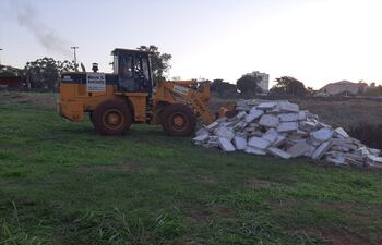 Enterraron casi 8 toneladas de pollo ingresado de contrabando.