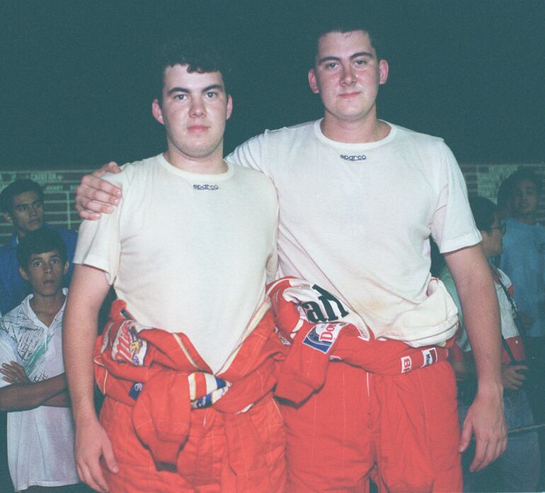 Los hermanos Alejandro y Marco Galanti, posan abrazados en lo que fue la edición de 1998, ante la atenta mirada de los jóvenes aficionados.
