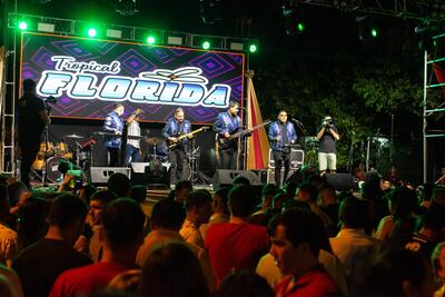 Tropical Florida de México actuando en homenaje a la Fundación de Caazapá.