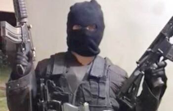 El hombre armado que aparece en el video que contiene la amenaza.