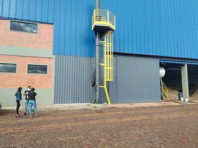 La comitiva municipal verificó las instalaciones de la tabacalera Uriom SA a raíz de denuncias ciudadanas.