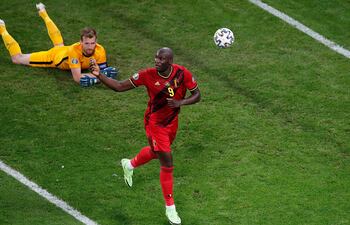 TOPSHOT - Belgium's forward Romelu Lukaku (R) celebrates after scoring, before the VAR ruled the goal for offside, during the UEFA EURO 2020 Group B football match between Finland and Belgium at Saint Petersburg Stadium in Saint Petersburg, Russia, on June 21, 2021. (Photo by ANTON VAGANOV / POOL / AFP)