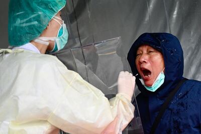 Un personal médico recolecta una muestra para analizar durante un simulacro organizado por el gobierno de la ciudad de Nueva Taipei para evitar la propagación del coronavirus COVID-19, en el distrito de Xindian
