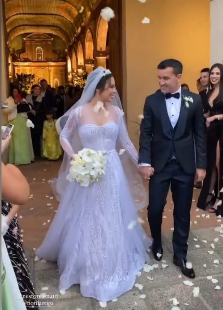Néstor Camacho y Fiorella Filártiga, bajo una lluvia de pétalos de rosas blancas, en el atrio de la Iglesia Santísima Trinidad. (Captura de la historia de Instagram de Fiorella Filártiga)
