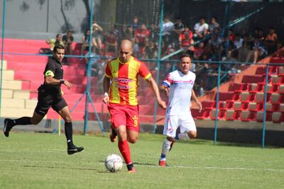 En centrodelantero Jorge Guerrero domina el balón y Alfredo Mazacote observa la acción. (Foto: @club_ledesma)