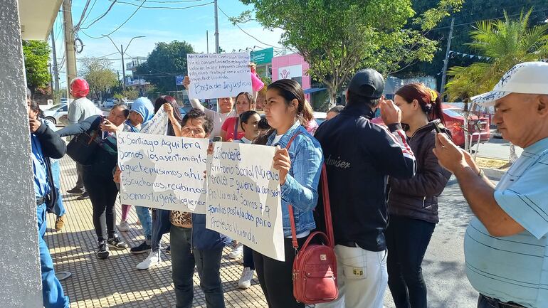Vecinos del asentamiento Nuevo Renacer II del barrio Cándida Achucarro exigen reconocimiento de una comisión provivienda.