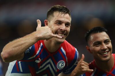 Diego Churín (i), delantero de Cerro Porteño, celebra el con Ángel Cardozo Lucena por la ida de la Fase 3 de la Copa Libertadores en el estadio Castelao, en Fortaleza, Brasil.