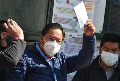 El candidato presidencial boliviano Luis Arce al momento de emitir su voto en las elecciones generales de Bolivia, el domingo en La Paz.