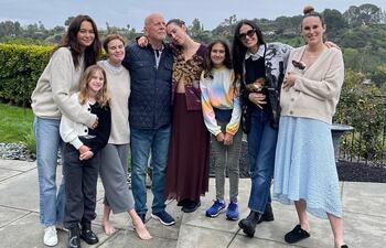El cumpleañero Bruce Willis rodeado de las mujeres de su vida: su exesposa Demi Moore, su esposa Emma Heming y sus hijas: : Rumer, Scout, Tallulah, Evelyn y Mabel.