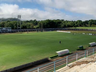 El césped del Parque del Guairá fue mejorado para el retorno de la localía de Guaireña