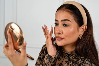 En su estudio profesional de Bombay, la maquilladora india Debasree Banerjee seduce a medio millón de internautas de todo el mundo con sus tutoriales basados en un concepto sencillo: la belleza morena.