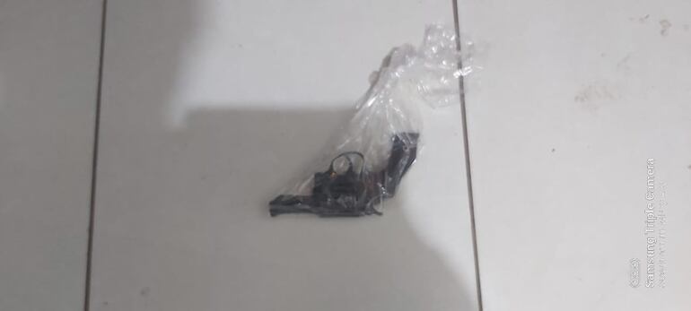 Arma de fuego incautada tras la intervención.