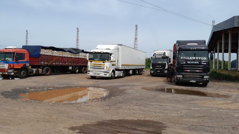 Los camiones que transportan las banana quedaron varados en Falcón.