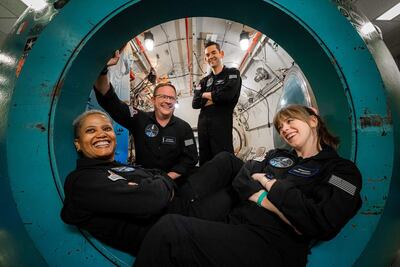 La tripulación de la misión "Inspiration4": Sian Proctor (i), Christopher Sembroski, Jared Isaacman (centro de pie) y Hayley Arceneaux (d). (EFE/Inspiration4/John Kraus).