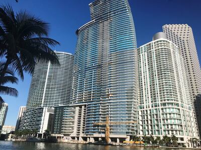 Edificios en plena construcción en un barrio selectivo de la ciudad de Miami, Florida. La inflación y la subida de los tipos de interés afectarán el mercado inmobiliario del sur de Florida en 2023, pero aun así seguirá fuerte gracias en parte a los compradores extranjeros, procedentes sobre todo de América Latina, que en 2022 fueron los número uno.