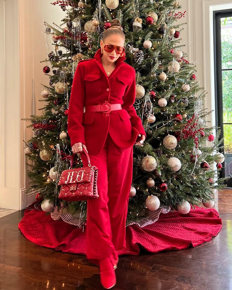 Jennifer López es toda una "Lady in red", a solo semanas de la Navidad. (Instagram/Jennifer López)