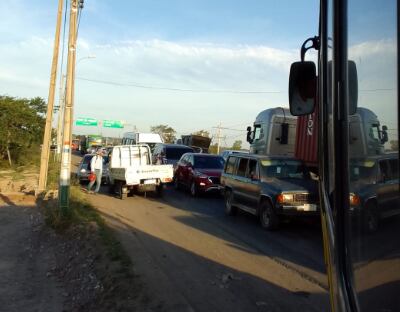 Conductor tomó una fotografía del caos en la cabecera del puente Remanso. (gentileza).