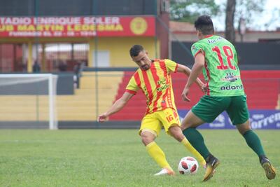 Sergio Brítez domina el esférico ante la marca   de Luis Fleitas, en la victoria del “3” ayer. APF