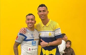 Kaku Romero posando con Cristiano Ronaldo al finalizar el encuentro. El paraguayo intercambió camiseta con el astro portugués, a quien considera "uno de los mejores del mundo".