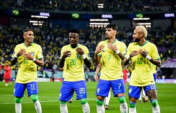 Raphinha, Vinicius, Lucas Paquetá y Neymar ensayan un baile tras uno de los cuatro goles anotados ayer por Brasil ante Corea del Sur.