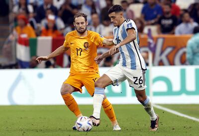 Pelea por el balón entre Blind y Molina en el juego que se disputa en el Lusail