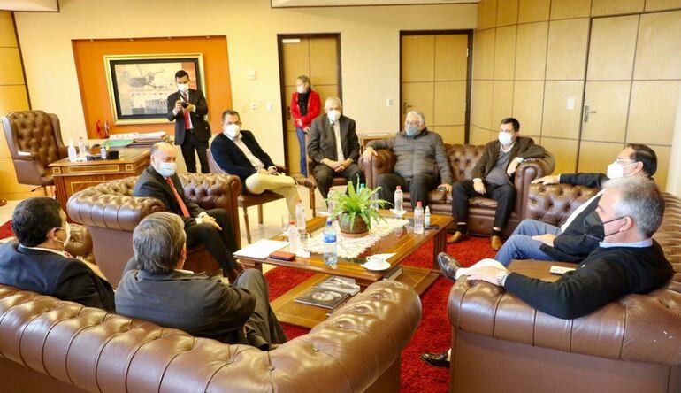 Los senadores tomarían en cuenta el pedido realizado por el vicepresidente de la República, Hugo Velázquez, de que el pleno se constituya en comisión para estudiar mañana el proyecto de consolidación (Gentileza Senadores).