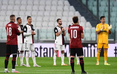 Aplauso de los futbolistas en Milán luego del minuto de silencio en honor a las más de 34.000 víctimas italianas del covid-19.