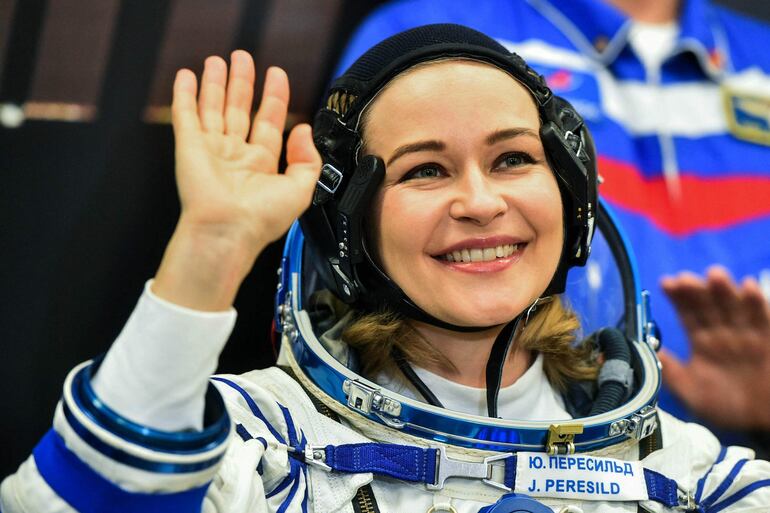 Yulia Peresild antes del lanzamiento de la nave Soyuz MS-19 que la llevaría a la Estación Espacial Internacional.