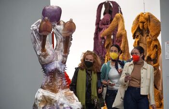 La gente visita el Jardín del Pabellón Central con obras de varios artistas internacionales en la 59ª Exposición Internacional de Arte en Venecia.