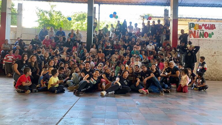 Los jóvenes de la comunidad del Barrio Republicano organizaron la Pascua Niños gracias a donaciones.