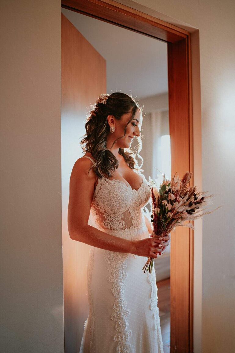 La novia lució un vestido confeccionado por Elizabeth Macoritto.