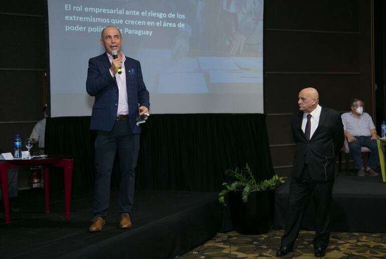 El titular del Club de Ejecutivos del Paraguay, Jaime Egüez, con Gonzalo Quintana, en el inicio del conversatorio sobre defensa de la propiedad privada, hoy en el Sheraton Hotel Asunción.