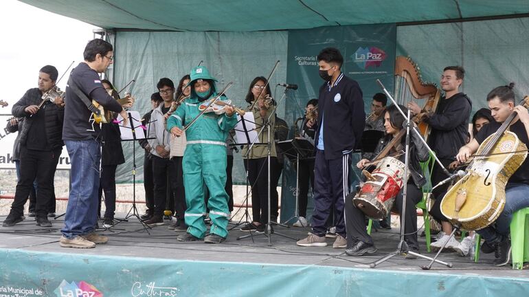 Músicos de la Orquesta de Instrumentos Reciclados de Cateura en La Paz (Bolivia). 
