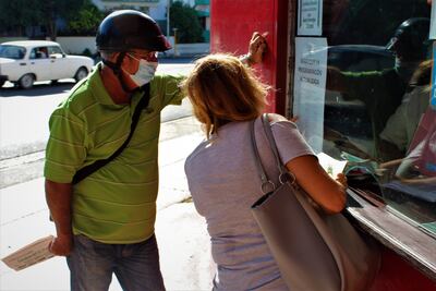 El público cubano adquiriendo entradas para la "primera dosis" del Festival Internacional del Nuevo Cine Latinoamericano de La Habana.