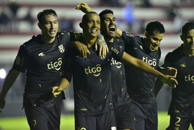 Festejo de Guaraní después del segundo gol convertido por Milciades Adorno