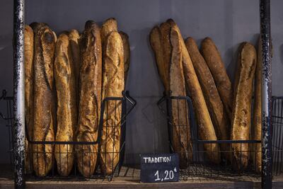 Baguettes a la venta en la panadería The French Bastards en París, Francia.