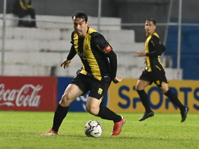 Fernando Fernández se lleva el balón en el partido que Guaraní derrotó a Nacional.
