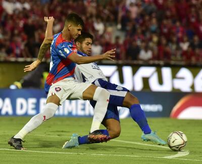 El defensor de la “V azulada” Hugo Javier Benítez (23 años) puntea el esférico y aborta el intento  del delantero  Robert Osmar Morales Benítez (23), del Ciclón.