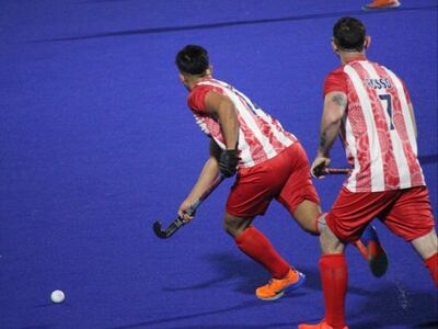 El partido de la selección paraguaya contra Brasil en el comienzo del Hockey sobre césped en los Juegos Suramericanos.