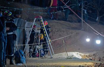 Bomberos marroquíes trabajan para rescatar a Rayan, el chico de cinco años que está atrapado en un pozo hace dos días.