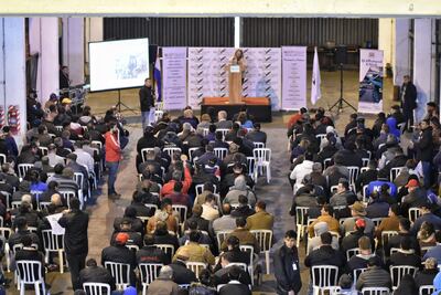 La subasta registró gran afluencia de personas interesadas.