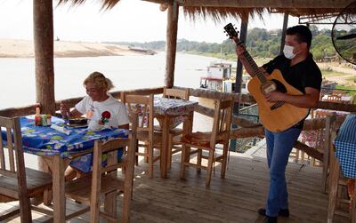 En Remanso, los comedores aguardan a los comensales para hacer pedidos para la Semana Santa.